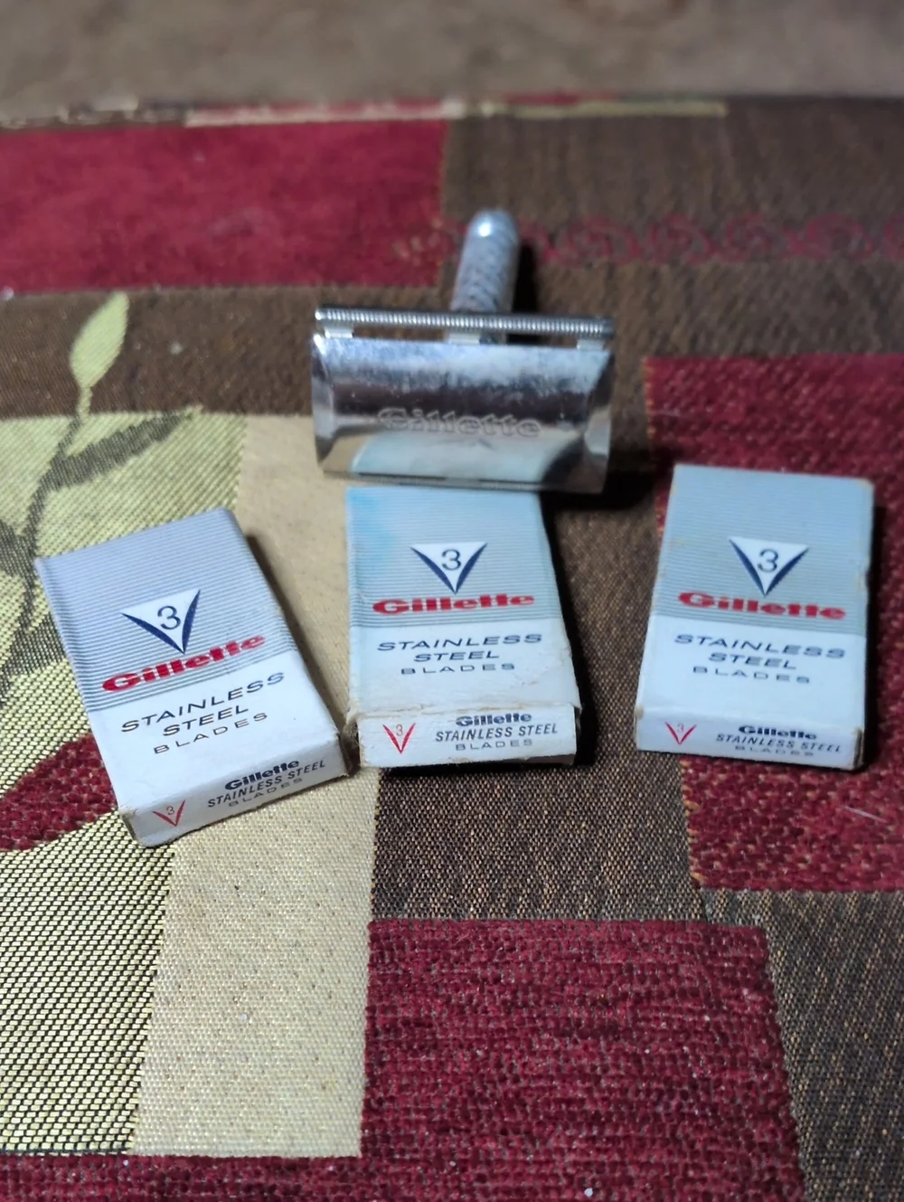 Gillette Stainless Steel Razor Blades & Safety Razor - White/Blue